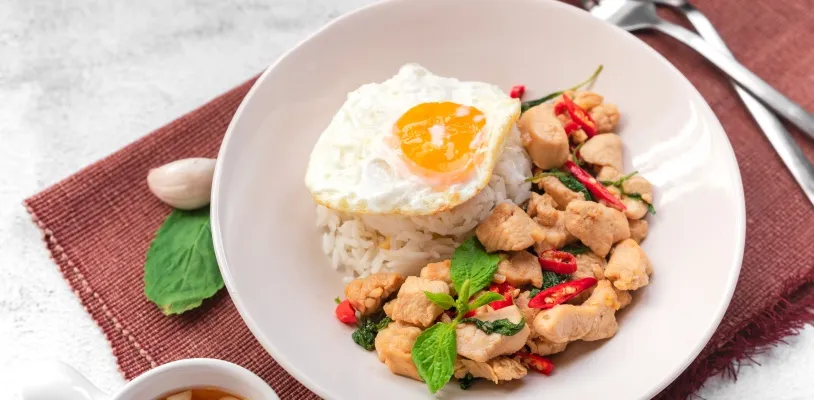 ข้าวผัดกะเพราอกไก่ไข่ขาว
