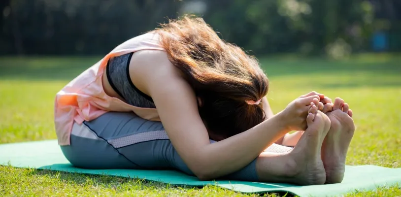 ท่าโยคะเบื้องต้น ท่านั่งก้มไปข้างหน้า (Seated Forward Bend - Paschimottanasana)